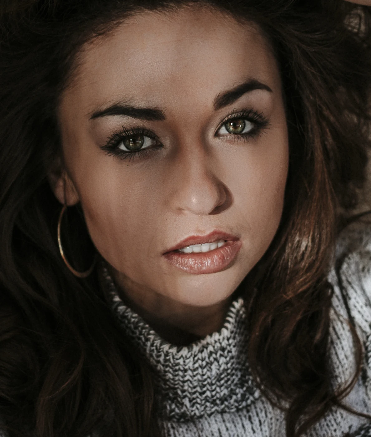 Editorial portrait retouched in one click (default settings) — after