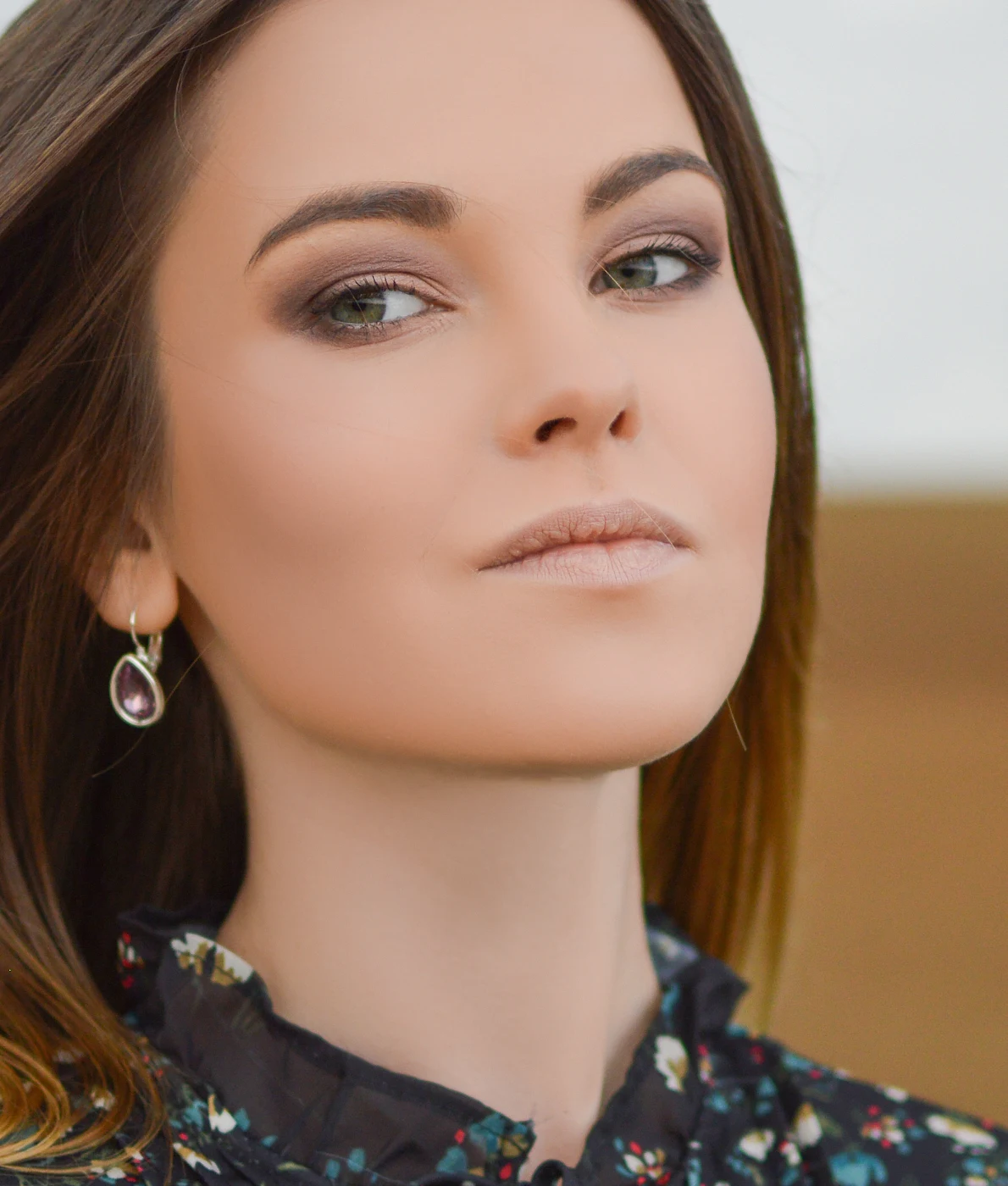 Beauty portrait: even skin, texture and makeup kept (default settings) — after